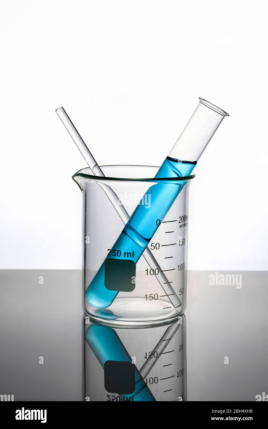 Liquido blu nella provetta all'interno del bicchiere Foto Stock