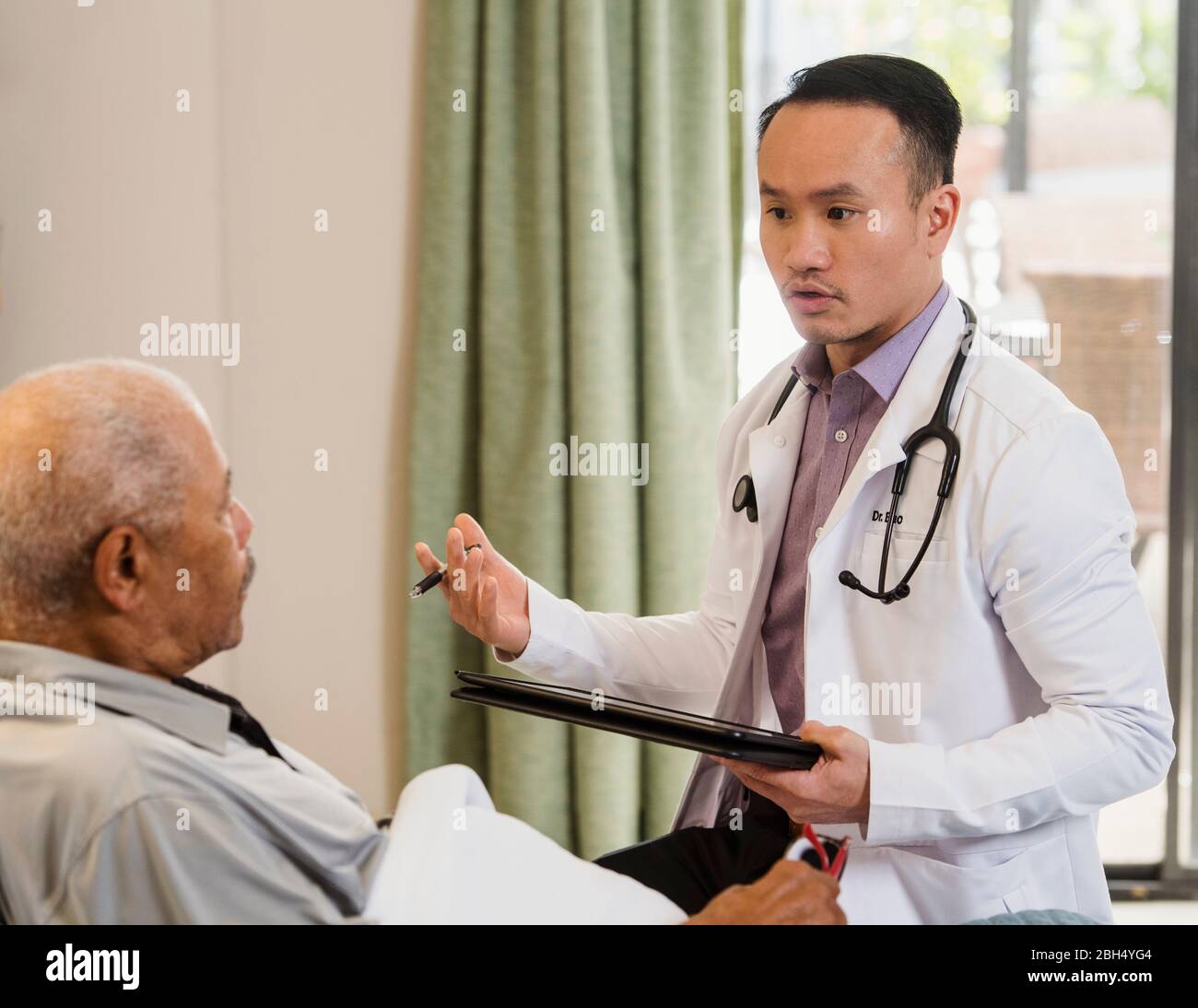 Medico parlando di uomo senior Foto Stock