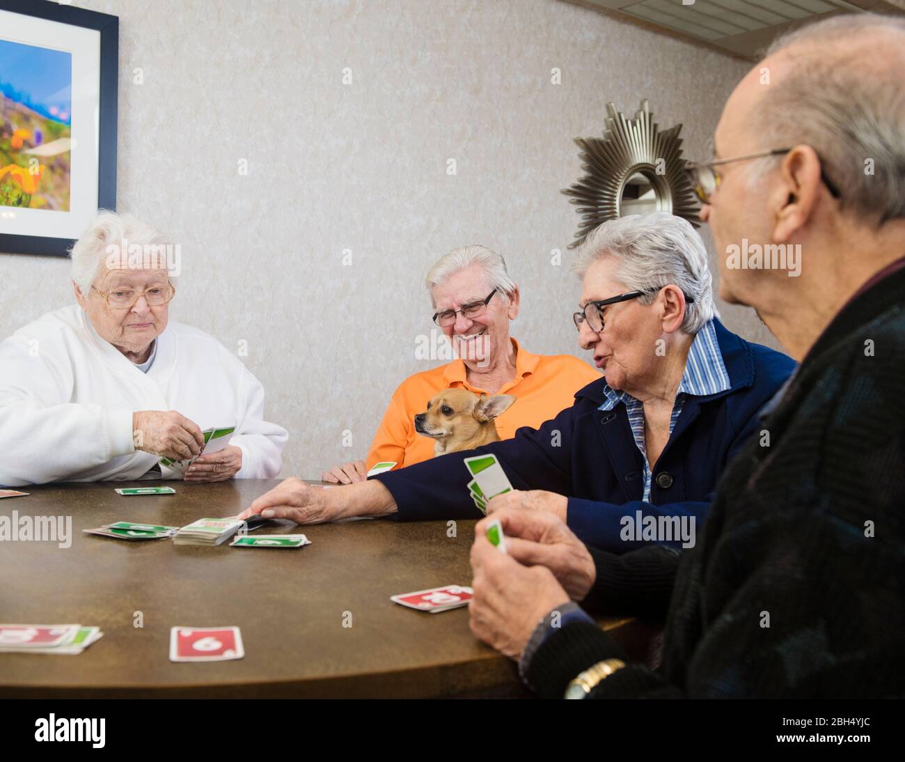 Persone anziane che giocano gioco di carte Foto Stock