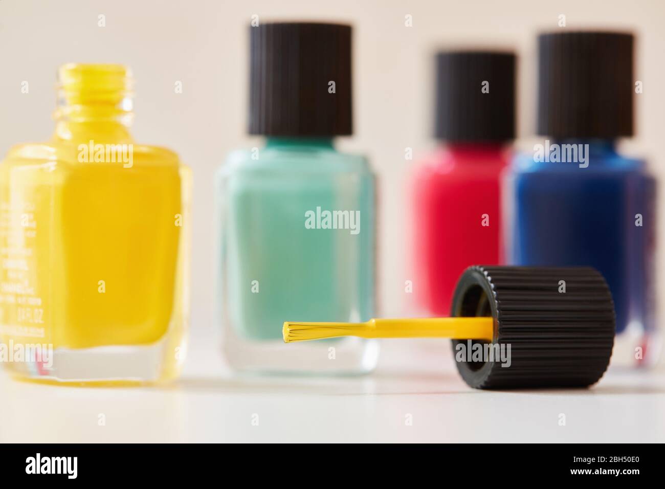 Bottiglie colorate di smalto per unghie Foto Stock
