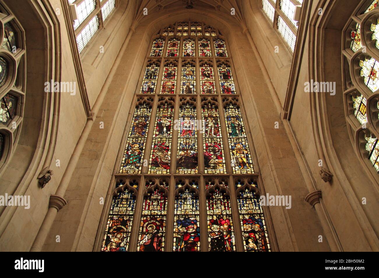 L'elaborato interno di Bath Abbey, Inghilterra, contiene numerose vetrate che raffigurano eventi e persone nella storia del cristianesimo Foto Stock