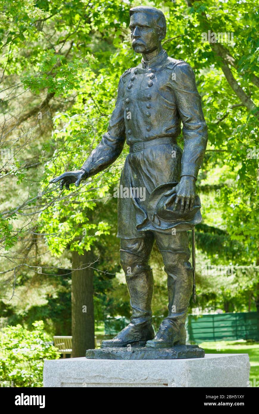 Brunswick, Maine, USA - 1 luglio 2019: Statua di Joshua L. Chamberlain, eroe della battaglia di Gettysburg (Guerra civile americana) nel campus del Bowdoin College. Foto Stock