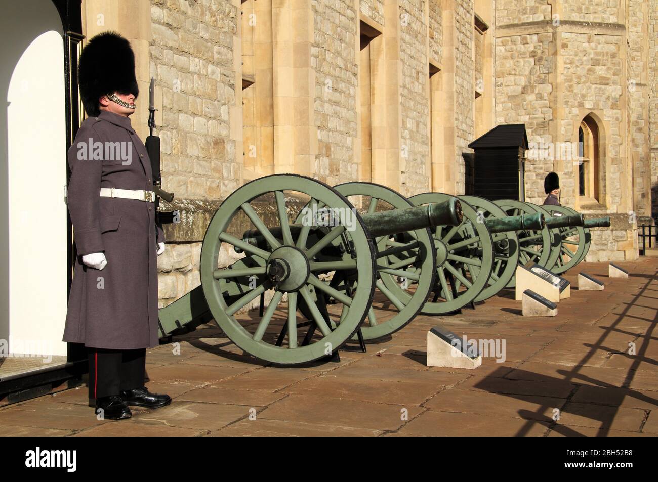 I membri della Guardia Torre proteggono la Jewel House, che ospita i Gioielli della Corona Britannica nel complesso della Torre di Londra 13 marzo 2020 a Londra, Regno Unito Foto Stock