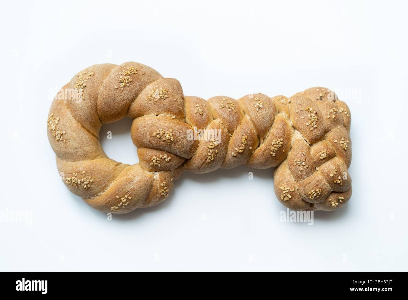 Shlissle challah dalla vista superiore pane a forma di un chiave isolato vegan di grano intero fatto in casa Foto Stock