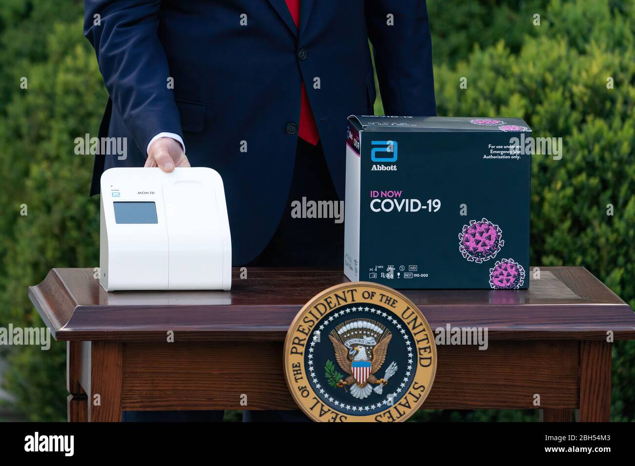 Il presidente Trump rilascia osservazioni durante un briefing di aggiornamento di Coronavirus Donald J. Trump mostra il dispositivo di test di 15 minuti di Abbott Laboratories COVID-19 durante un briefing di aggiornamento di coronavirus (COVID-19) Lunedì, 30 marzo 2020, presso il Rose Garden alla Casa Bianca. Foto Stock