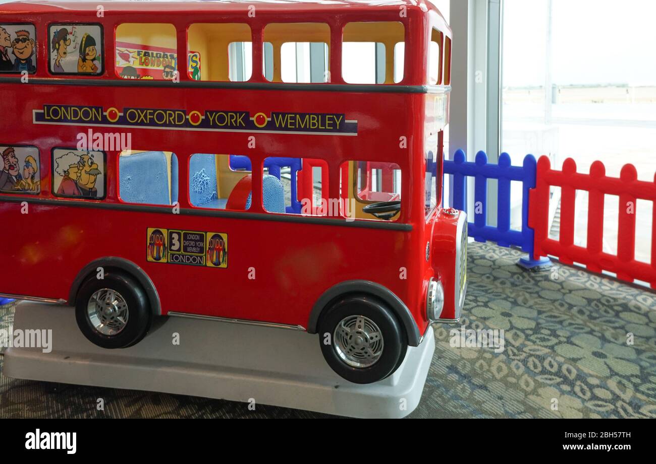 Per bambini o per bambini, è disponibile un'area di intrattenimento o una zona giochi in un aeroporto, che è una replica rossa dell'autobus a due piani di Londra Foto Stock