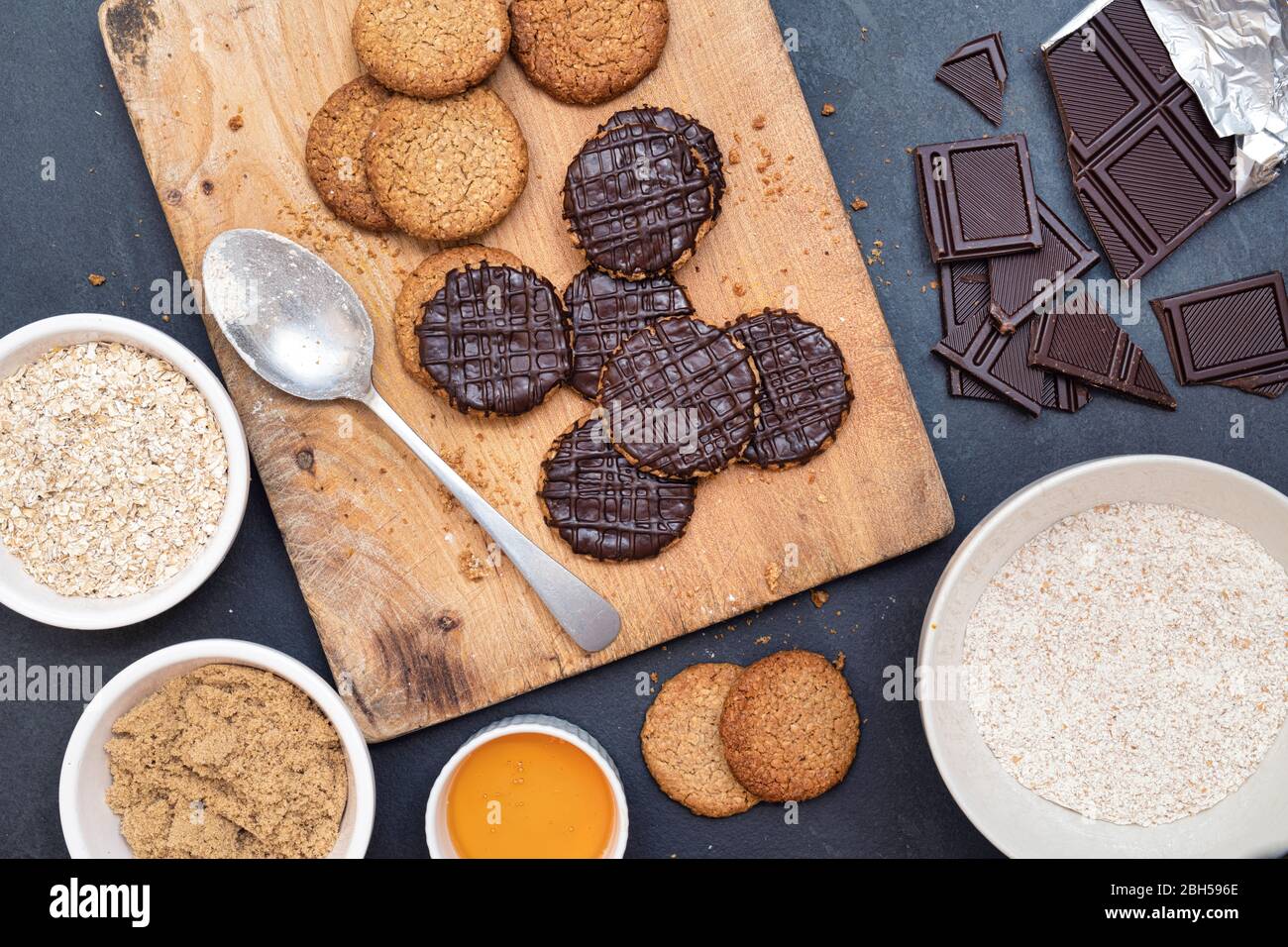 Biscotti fatti in casa con hobbo ricoperti di cioccolato fondente e ingredienti Foto Stock