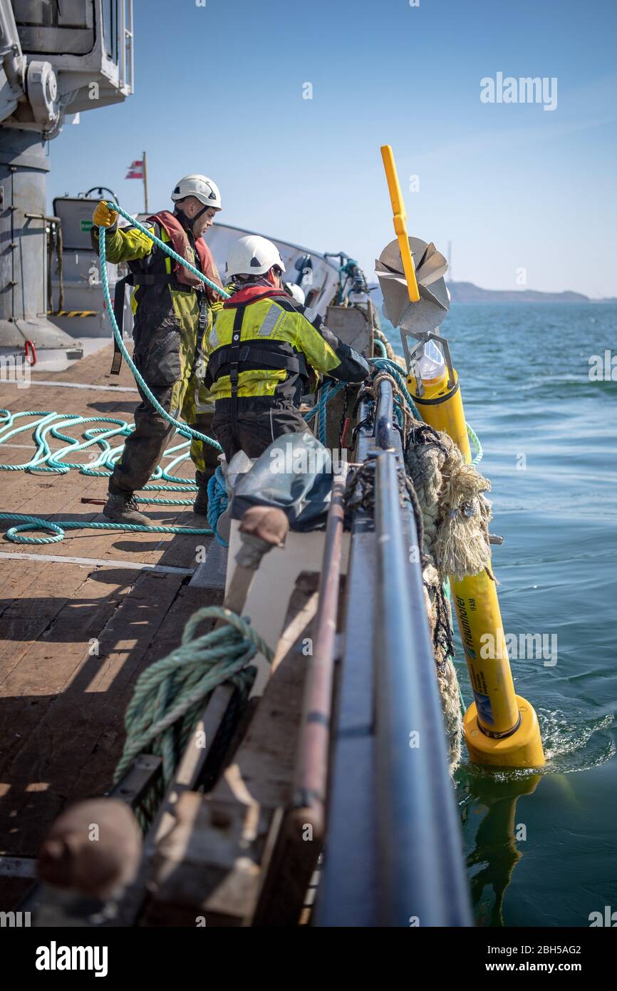 23 aprile 2020, Schleswig-Holstein, Helgoland: Una tonnellata è caduta nell'acqua. Segnale di partenza per un grande campo di test marittimo al largo di Helgoland: Gli scienziati del Centro di test per le tecnologie marittime hanno utilizzato tonnellate per contrassegnare un'area di tre milioni di metri quadrati non lontano dall'isola del Mare del Nord. Esso è destinato a fornire in futuro impianti di prova per la robotica marittima. Produttori e scienziati possono testare diversi scenari. Ad esempio, i veicoli subacquei autonomi per turbine eoliche offshore possono essere testati in condizioni reali in mare o droni che volano sull'acqua per dentro Foto Stock
