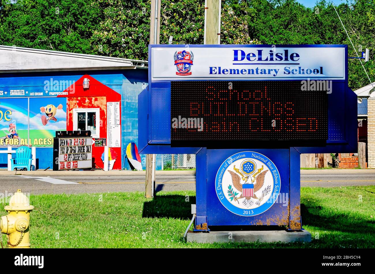 Un cartello elettronico annuncia la chiusura della Delisle Elementary School durante la pandemia COVID-19, 20 aprile 2020 a Delisle, Mississippi. Foto Stock