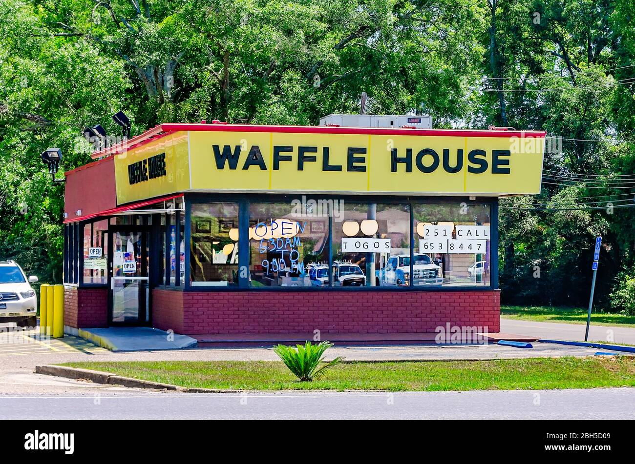Segnali informare i clienti che la waffle House è aperta ma che accetta ordini da andare solo a causa di COVID-19, 21 aprile 2020, in Mobile, Alabama. Foto Stock