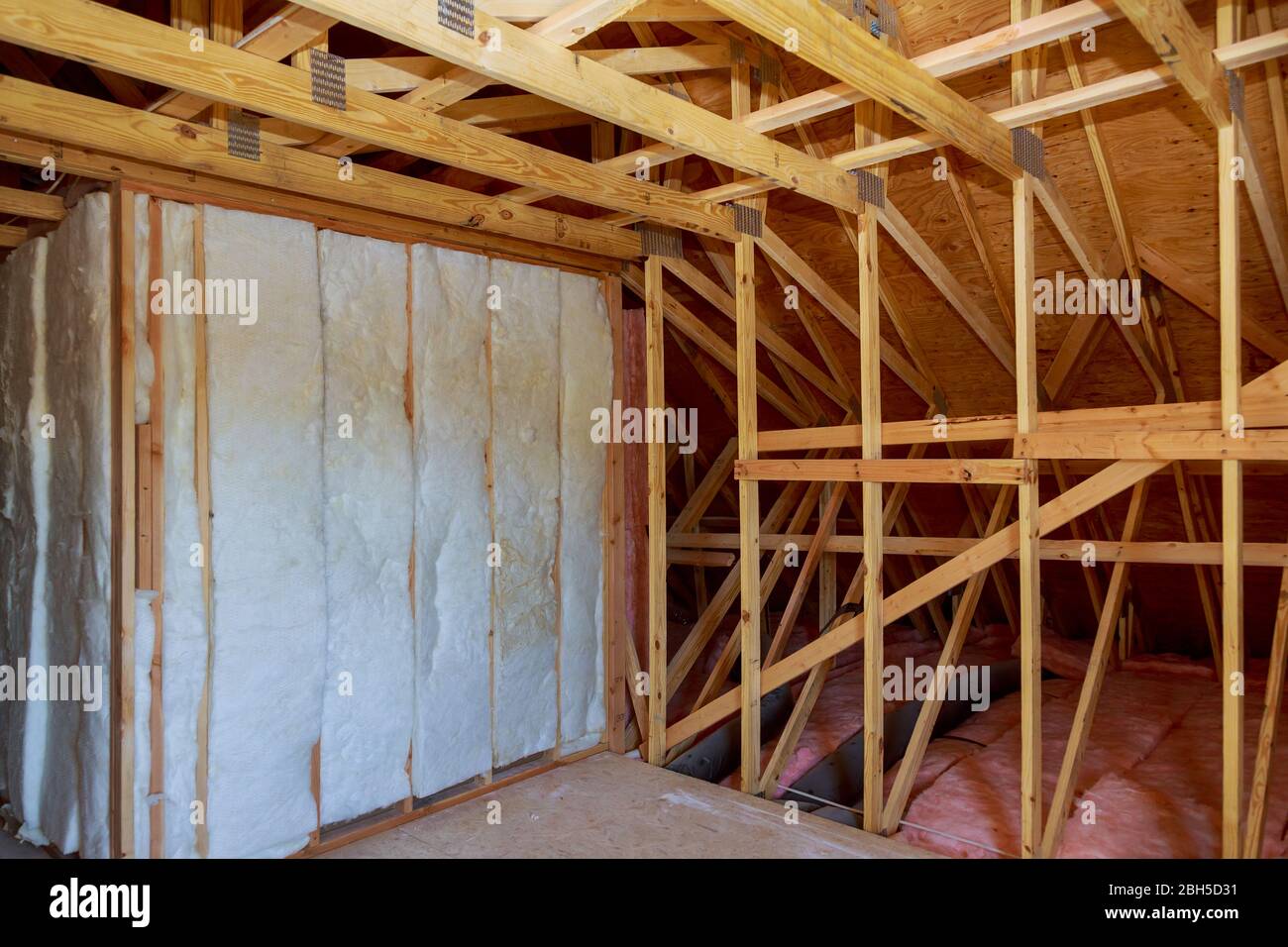 Mansarda con per termoisolamento casa in fase di costruzione Foto Stock