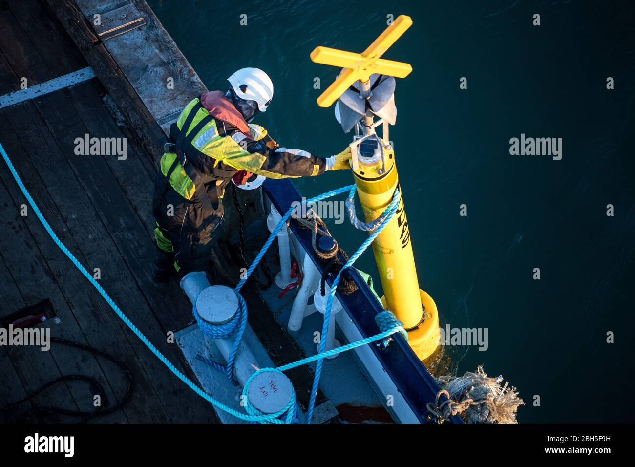 23 aprile 2020, Schleswig-Holstein, Helgoland: Una tonnellata è caduta nell'acqua. Segnale di partenza per un grande campo di test marittimo al largo di Helgoland: Gli scienziati del Centro di test per le tecnologie marittime hanno utilizzato tonnellate per contrassegnare un'area di tre milioni di metri quadrati non lontano dall'isola del Mare del Nord. Esso è destinato a fornire in futuro impianti di prova per la robotica marittima. Produttori e scienziati possono testare diversi scenari. Ad esempio, i veicoli subacquei autonomi per turbine eoliche offshore possono essere testati in condizioni reali in mare o in droni che sorvolano il wat Foto Stock