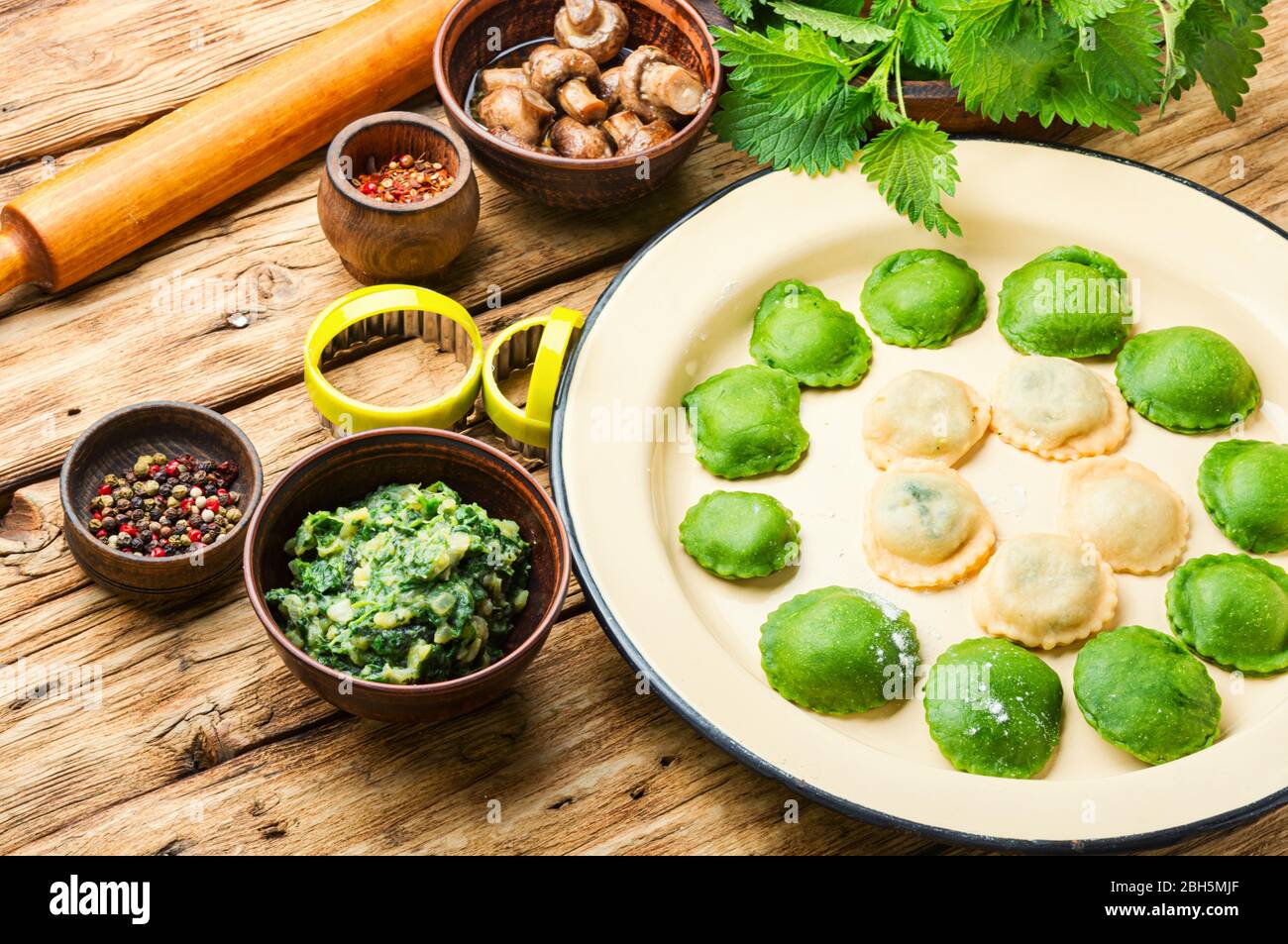Ravioli fatti in casa dieta farciti con spinaci e nettle.gnocchi con ripieno di erbe. Foto Stock