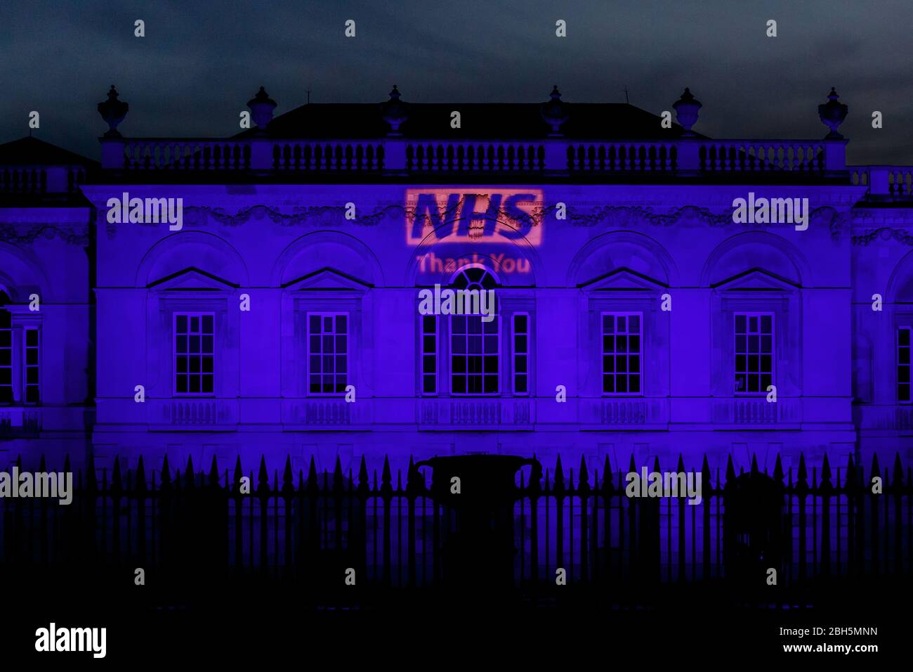 Cambridge, Regno Unito. 24 aprile 2020. Senate House e le vecchie scuole, Cambridge, Università di Cambridge illuminato in blu per esprimere i ringraziamenti a tutto il personale sanitario di prima linea NHS durante il blocco Coronavirus. Cam News/Alamy Live News Foto Stock