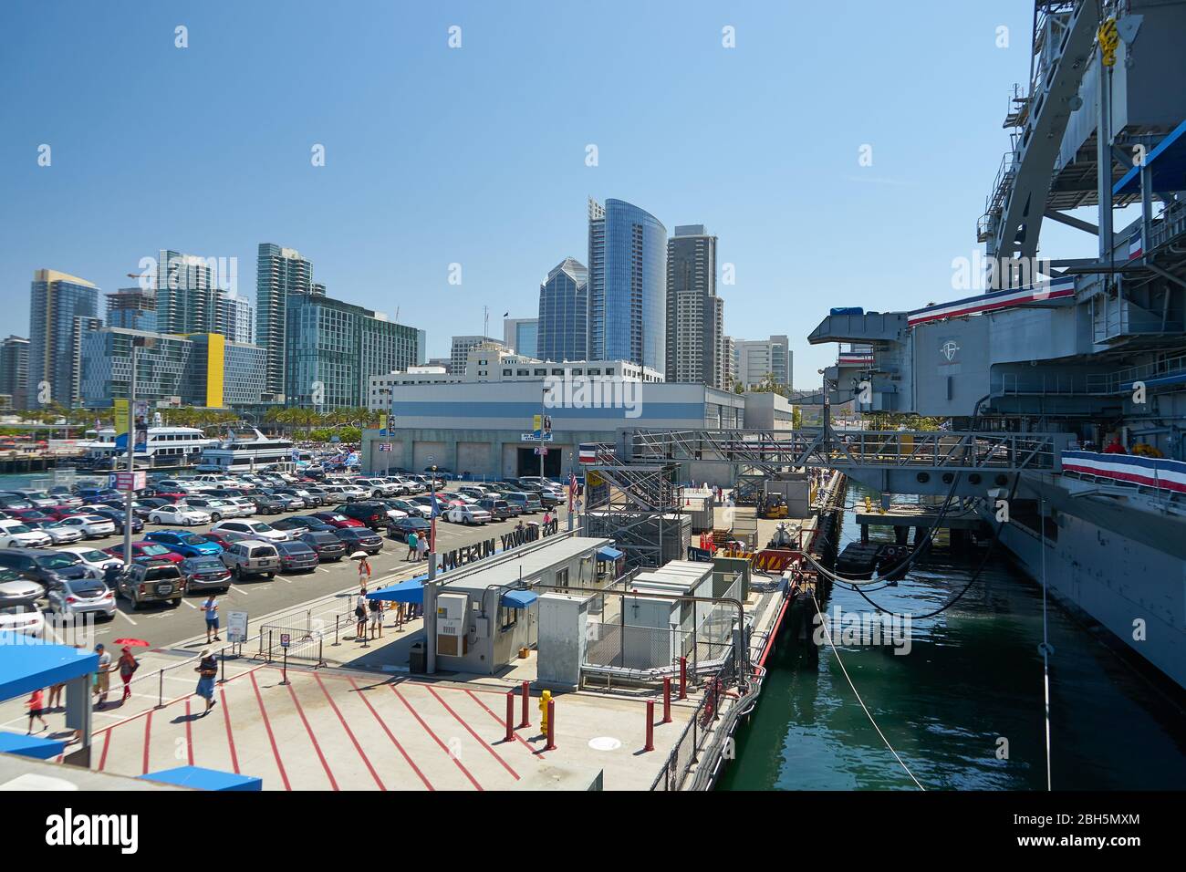 La storica corazzata portaerei e ora un museo, la USS Midway è ormeggiata nel centro di San Diego California ed è una popolare attrazione turistica. Foto Stock