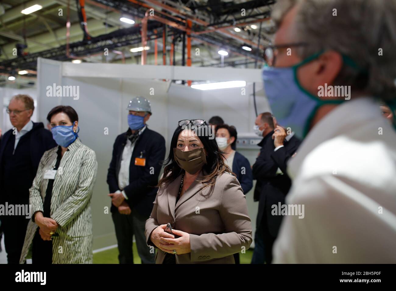 Berlino, Germania. 23 aprile 2020. Dilek Kalayci (SPD, M), senatore di salute di Berlino, visita il centro di trattamento Corona di Jaffestraße accompagnato da Andrea Grebe (2° da sinistra), presidente del consiglio di amministrazione di Vivantes. La clinica provvisoria del centro espositivo è destinata a integrare gli ospedali della città in caso di emergenza e di eventuale sovraccarico. Credit: ODD Andersen/AFP POOL/dpa/Alamy Live News Foto Stock