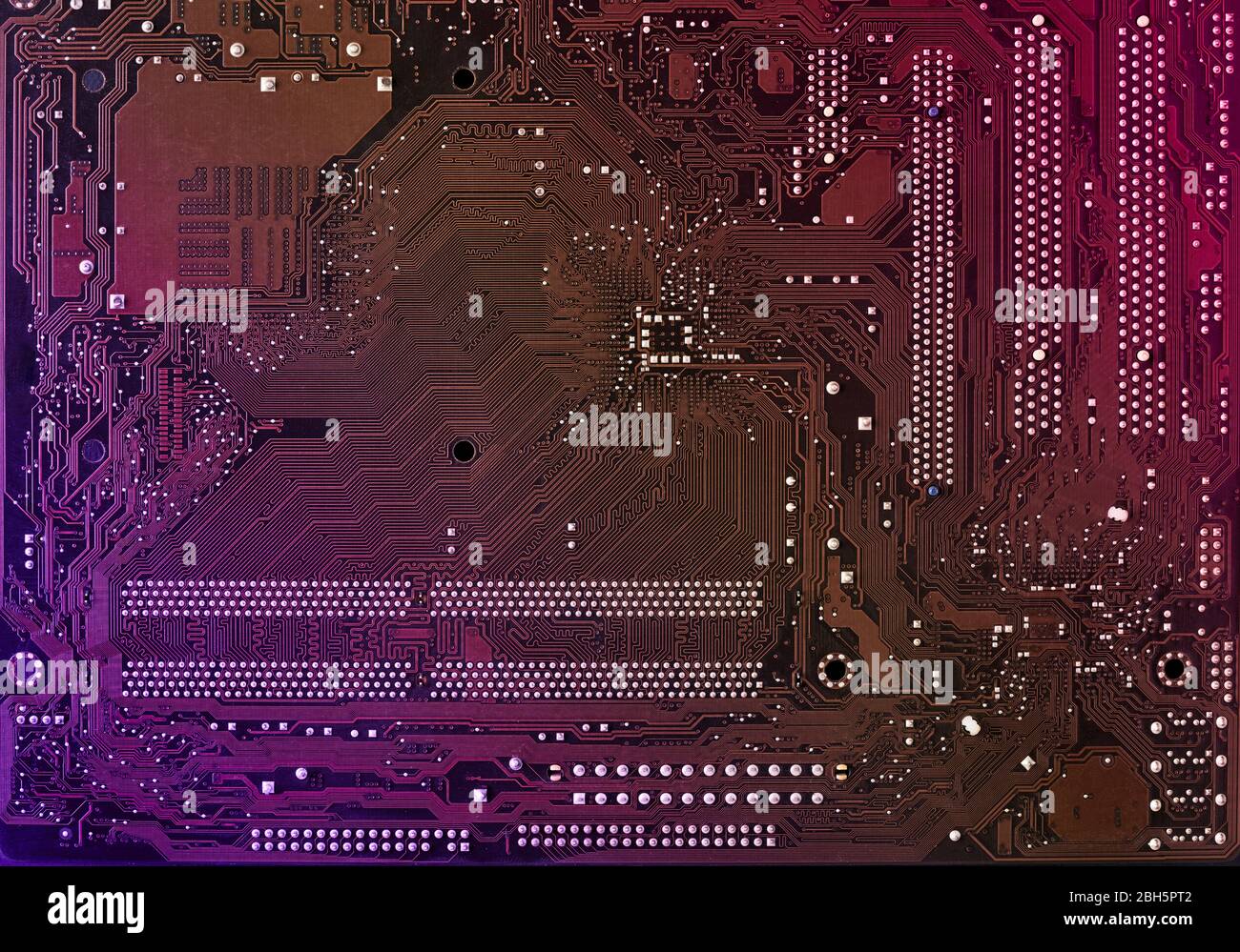 Computer scheda madre con sfondo sfocato neon multicolore, pc sfondo, primo piano Foto Stock
