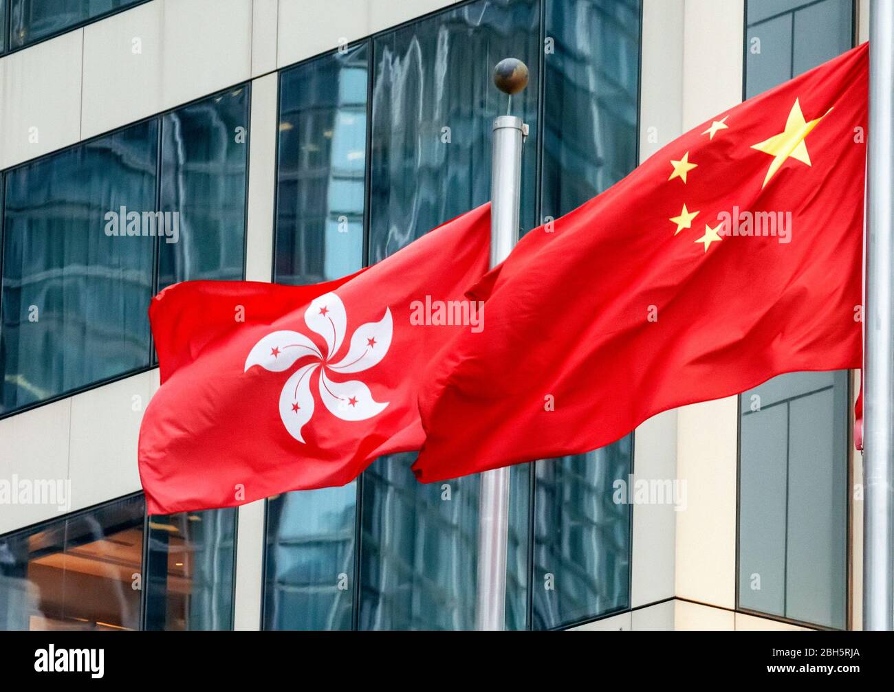 Le bandiere della RAS di Hong Kong e della Repubblica popolare Cinese. Foto Stock