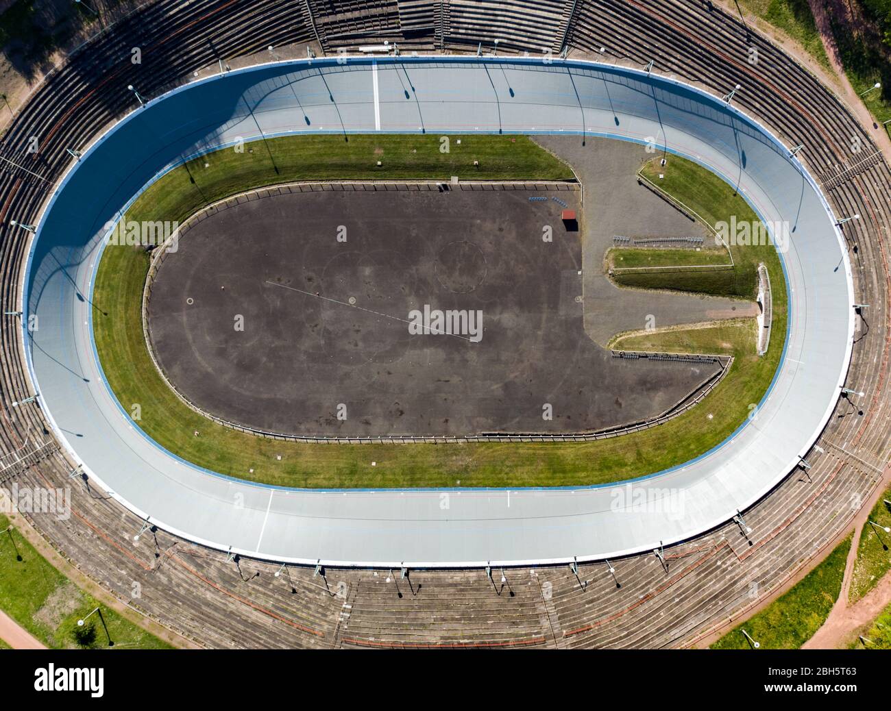 Chemnitz, Germania. 22 aprile 2020. La pista ciclabile vuota del Chemnitz Sportforum. A causa dell'estensione delle restrizioni di contatto, le strutture sportive e di gioco sono ancora chiuse. Vari stati stanno considerando di allentare le restrizioni per gli sport di massa a partire dall'inizio di maggio. (Foto aerea con drone) Credit: Jan Woitas/dpa-Zentralbild/dpa/Alamy Live News Foto Stock