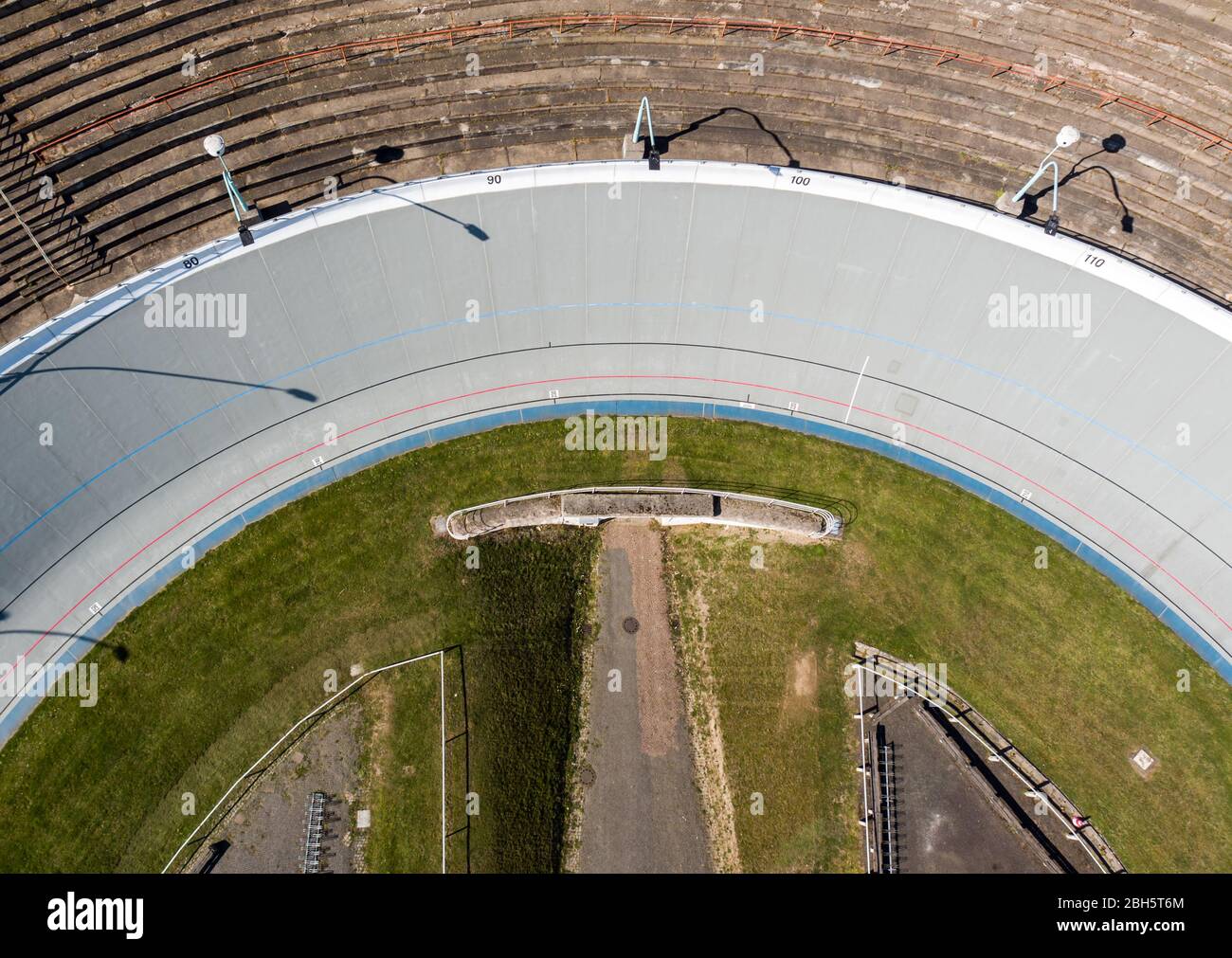 Chemnitz, Germania. 22 aprile 2020. La pista ciclabile vuota del Chemnitz Sportforum. A causa dell'estensione delle restrizioni di contatto, le strutture sportive e di gioco sono ancora chiuse. Vari stati stanno considerando di allentare le restrizioni per gli sport di massa a partire dall'inizio di maggio. (Foto aerea con drone) Credit: Jan Woitas/dpa-Zentralbild/dpa/Alamy Live News Foto Stock