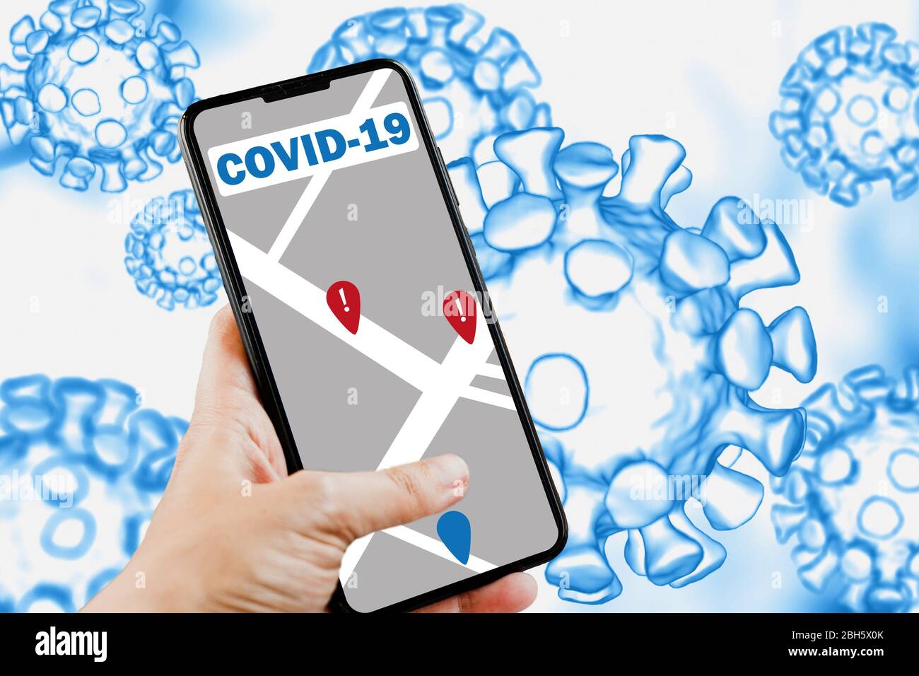 App per il monitoraggio della posizione dei coronavirus: Mappa smartphone con le persone infette che camminano lungo la strada Foto Stock