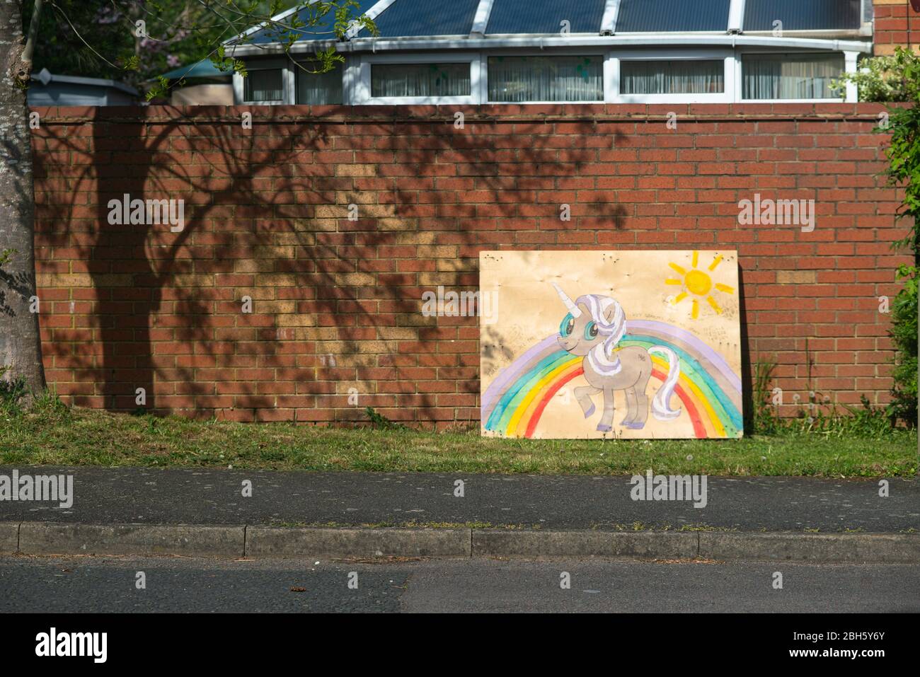 Opere d'arte fuori casa, mostra una foto di un arcobaleno, che rappresenta la gratitudine e grazie al NHS e tutti i lavoratori chiave. Pandemia di coronavirus. Foto Stock