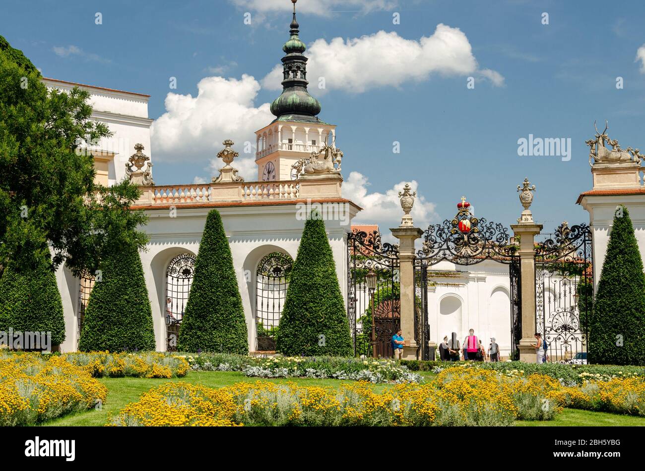 Mikulov, Moravia, Repubblica Ceca; il castello di Mikulov con il suo giardino paesaggistico e la porta in ferro battuto Foto Stock