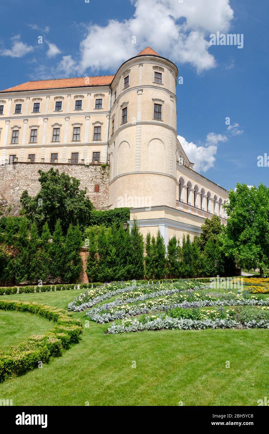 Mikulov, Moravia, Repubblica Ceca; 16 giugno 2018: Castello di Mikulov visto dalla sua area giardino Foto Stock