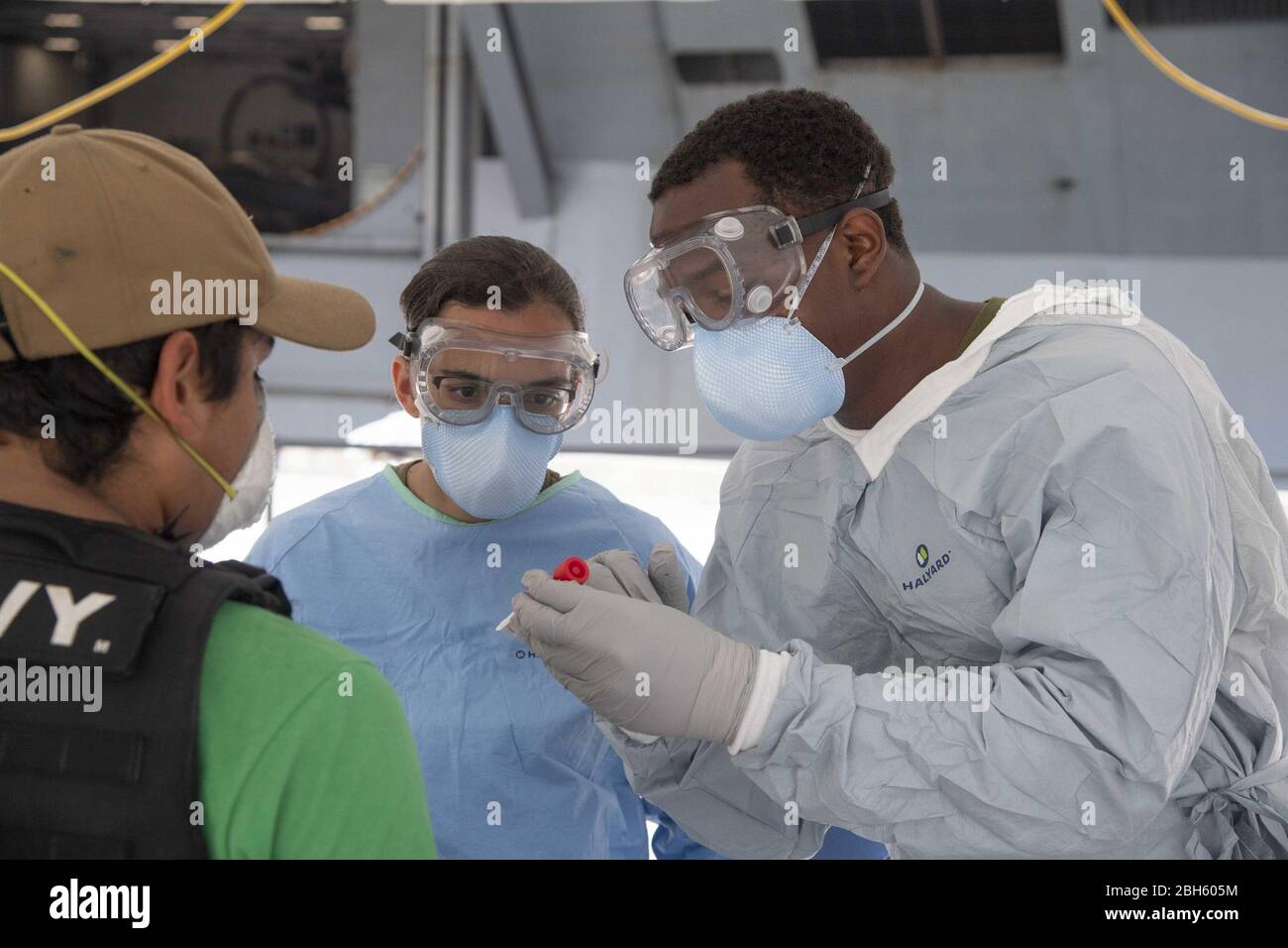 NEW YORK (20 aprile 2020) UN membro del servizio assegnato alla stazione medica di Javits New York controlla un COVID-19 Credit: Storms Media Group/Alamy Live News Foto Stock