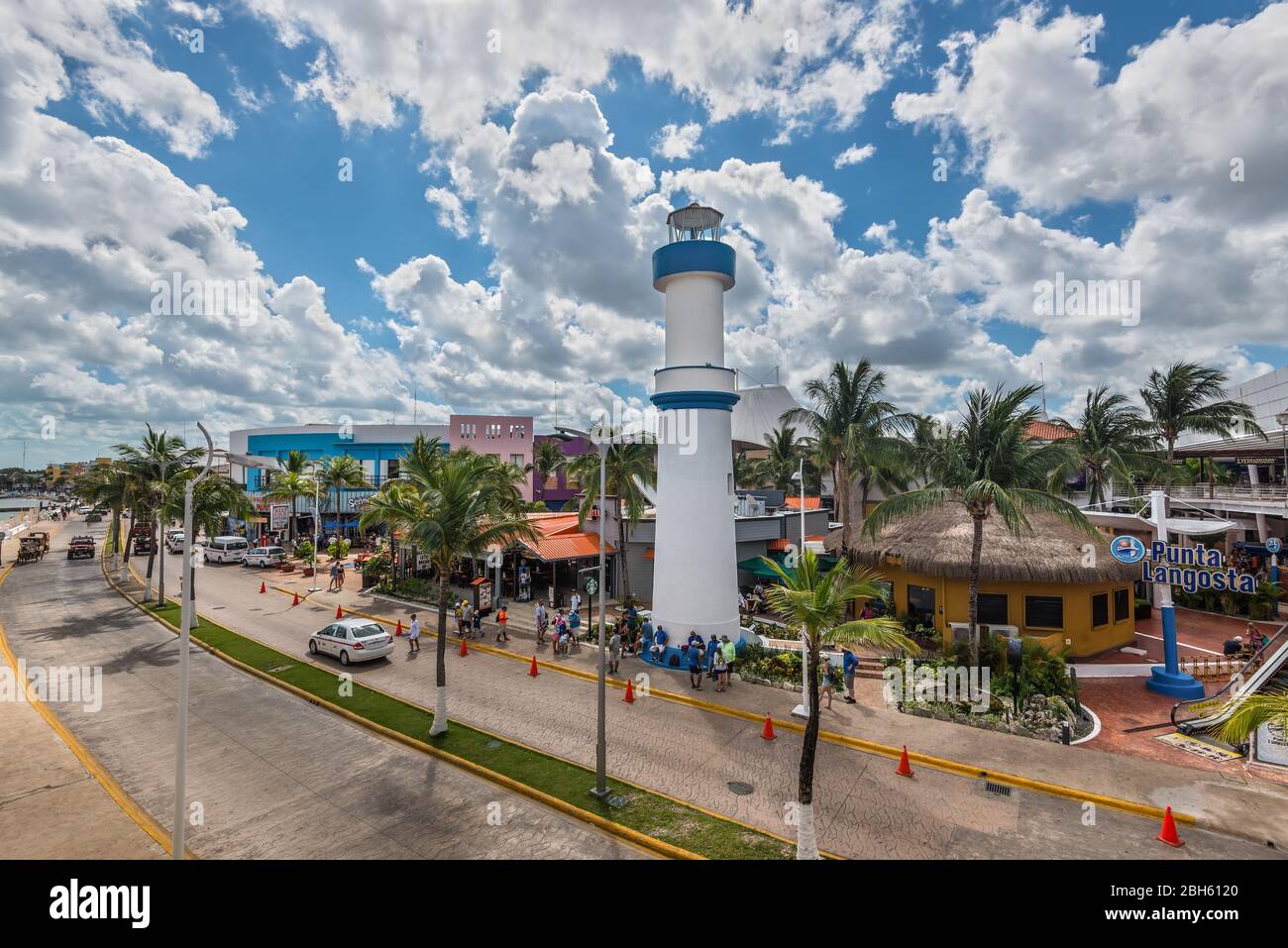 Cozumel, Messico - 24 aprile 2019: Bellissimo molo con faro bianco che attrae migliaia di turisti per visitare famosi negozi e ristoranti a Cozum Foto Stock