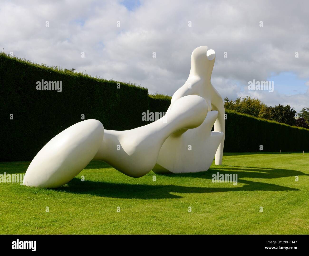 Figura di rifazione più grande, una scultura in fibergallo di Henry Moore esposta allo Yorkshire Sculpture Park Foto Stock
