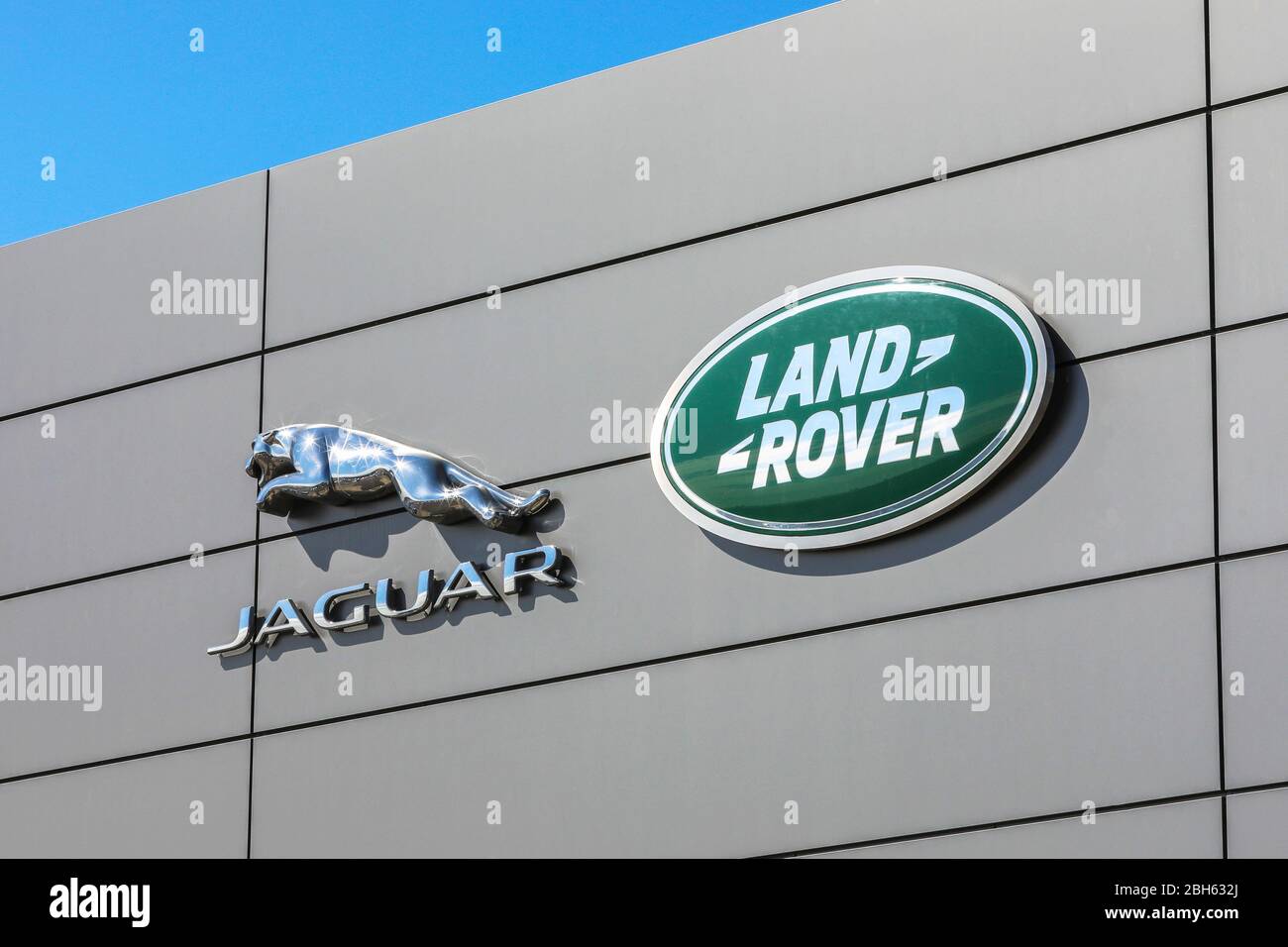 Logo per motori Jaguar Land Rover, all'esterno di una presa di un veicolo, Ayr Foto Stock
