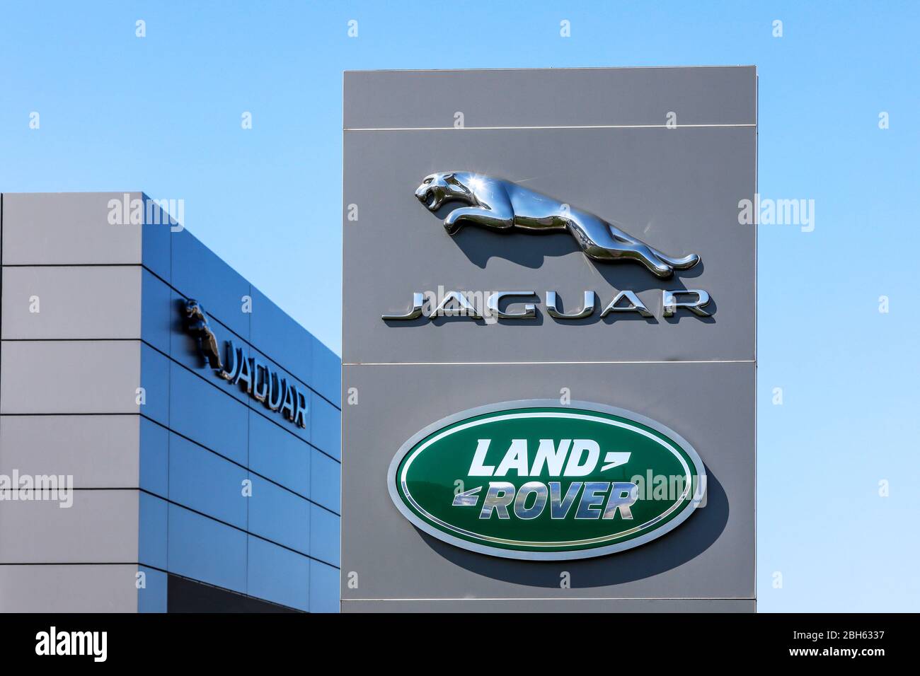 Logo per motori Jaguar Land Rover, all'esterno di una presa di un veicolo, Ayr Foto Stock