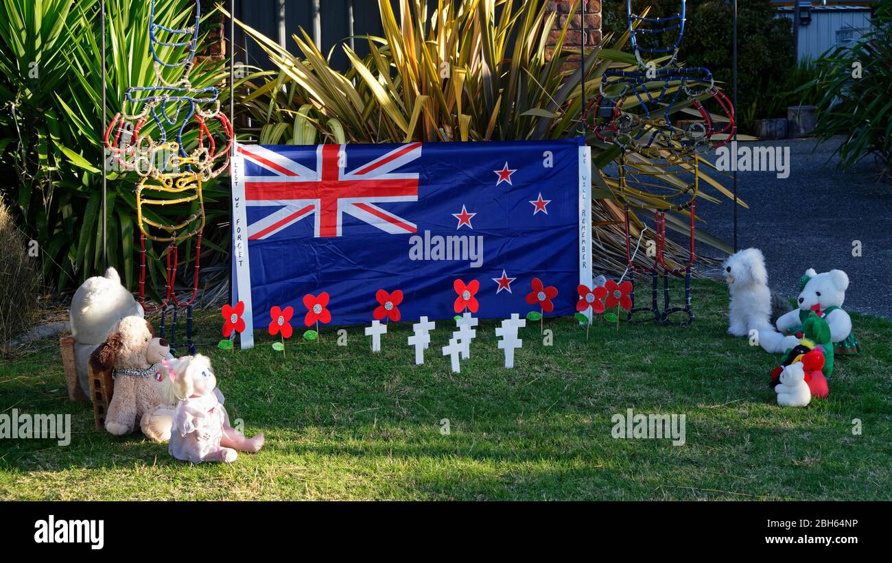 Motueka, Nuova Zelanda, 24/4/2020 un Anzac (Australia New Zealand Army Corp) giorno Commemorazione fuori casa di una persona Foto Stock