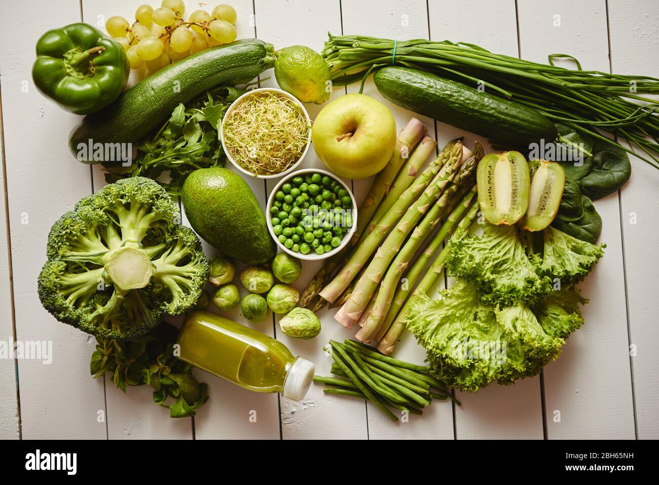 Verdure biologiche, frutta ed erbe antiossidanti verdi Foto Stock