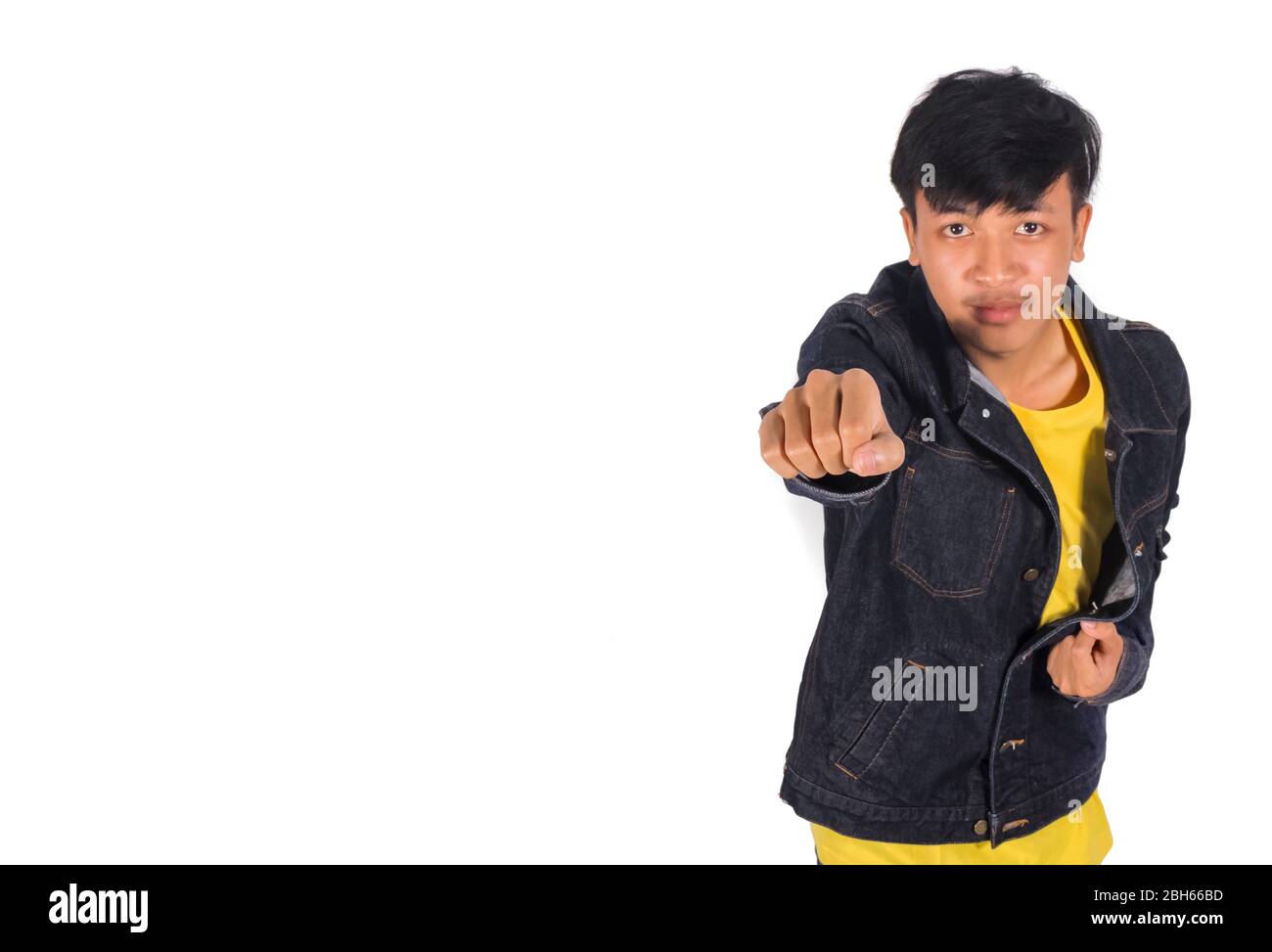 La foto di un uomo asiatico in giacca jenas sta alzando la mano in aria. Foto Stock