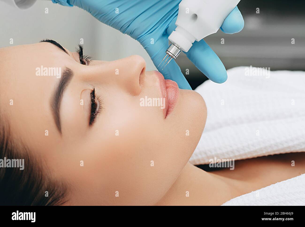 donna ottiene ringiovanimento e idratazione della sua pelle con l'aiuto senza nessun-ago mesoterapia Foto Stock