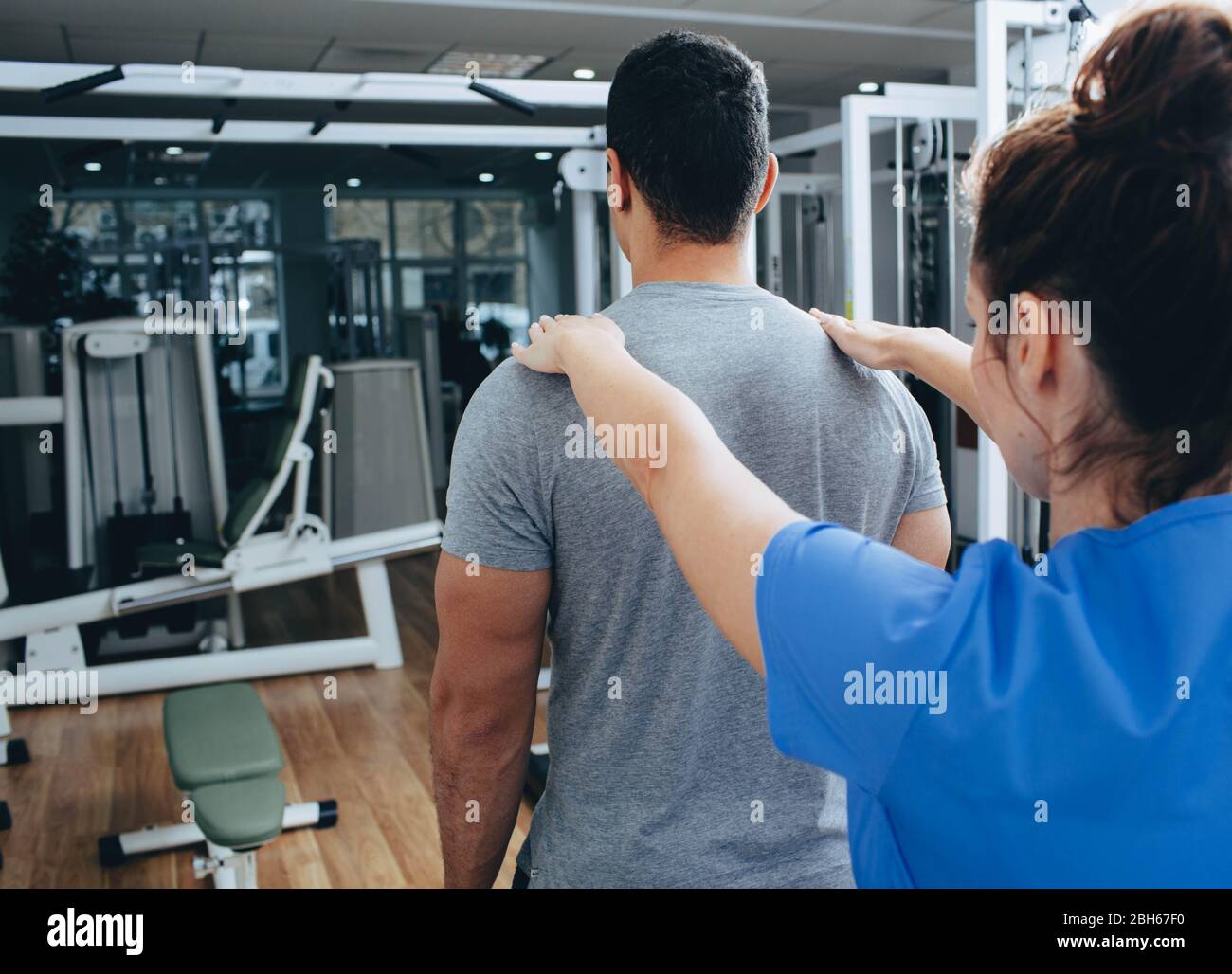 uomo che ha esame medico della spina dorsale dal suo fisioterapista. Foto Stock