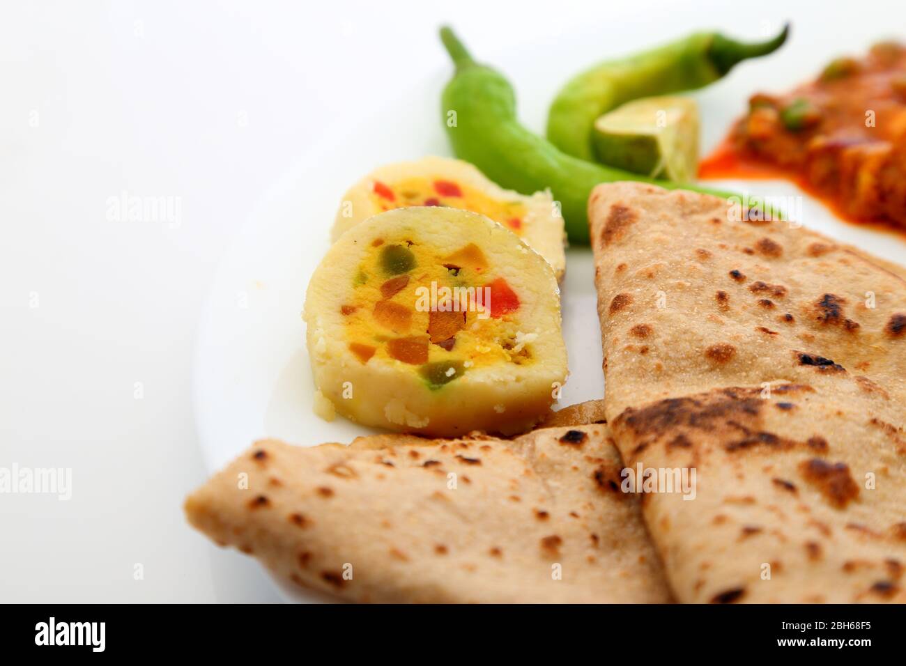 Un piatto vegetariano indiano equilibrato o thali. Foto Stock