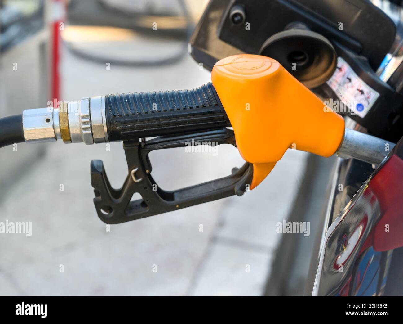 Rifornimento di carburante in auto presso la stazione di servizio con carburante in auto Foto Stock