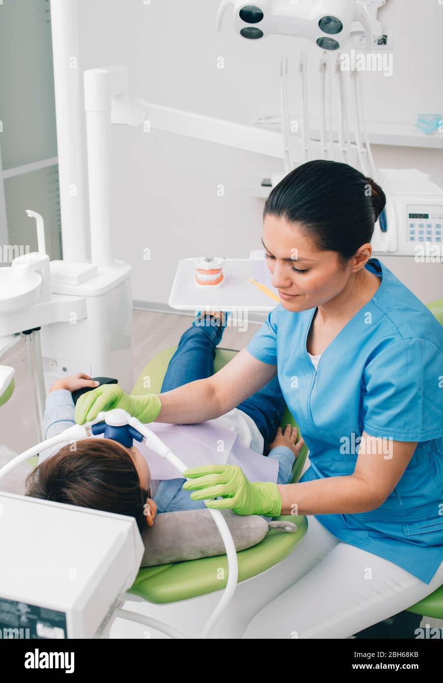 Dentista pediatrico che effettua sedazione inalatoria a un bambino mentre il trattamento dei denti alla clinica dentale. Sedazione Dentistry Foto Stock