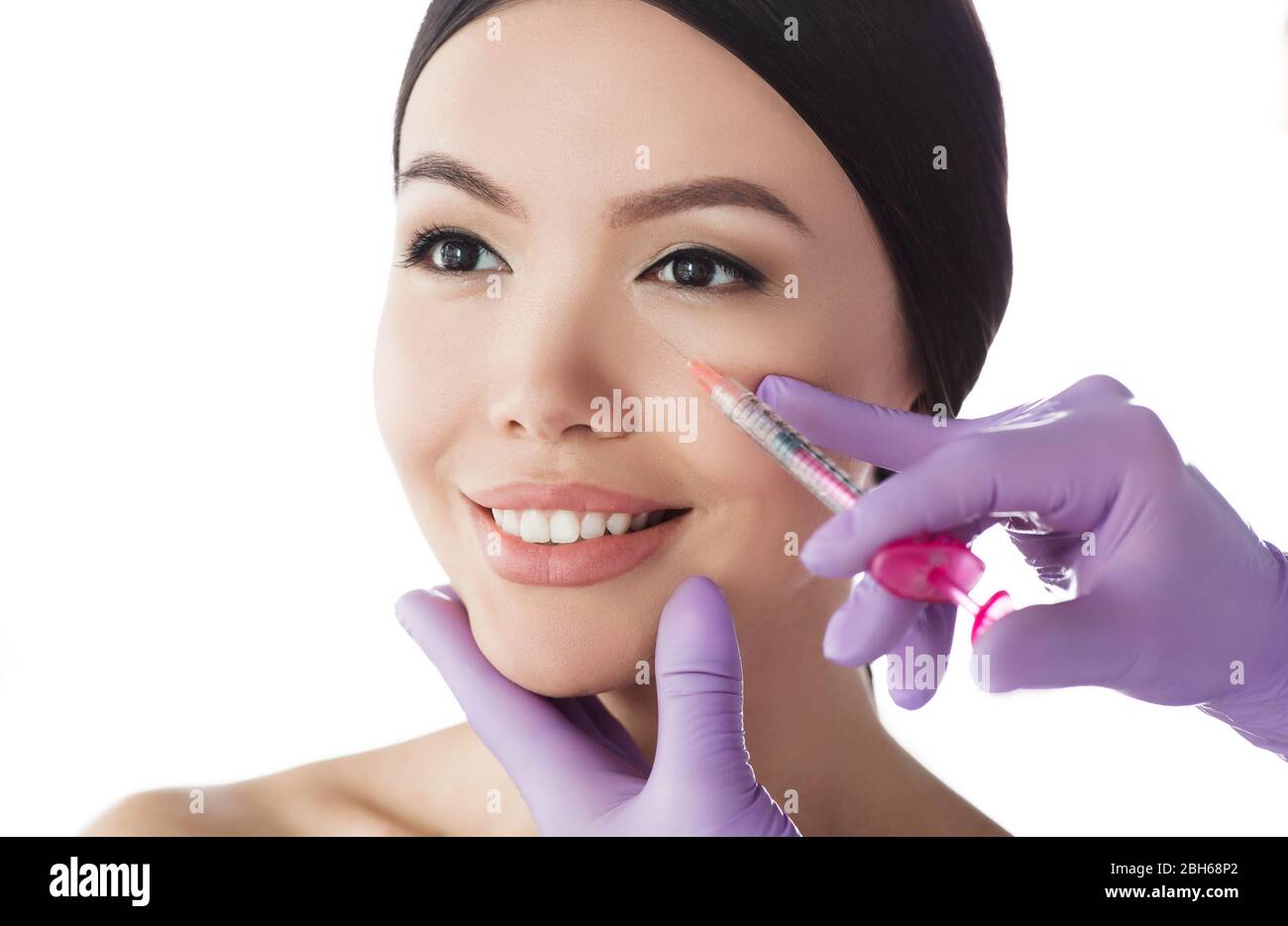 Bella donna ottiene iniezioni di bellezza. Iniezione ravvicinata di viso femminile perfetto anti-invecchiamento e rughe Foto Stock