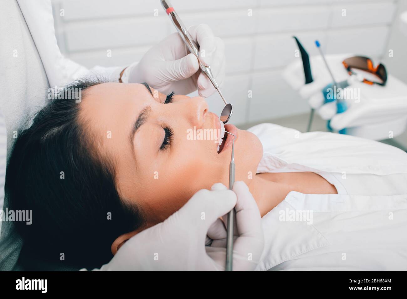 Donna di ottenere denti esame con il suo dentista presso la clinica dentale Foto Stock