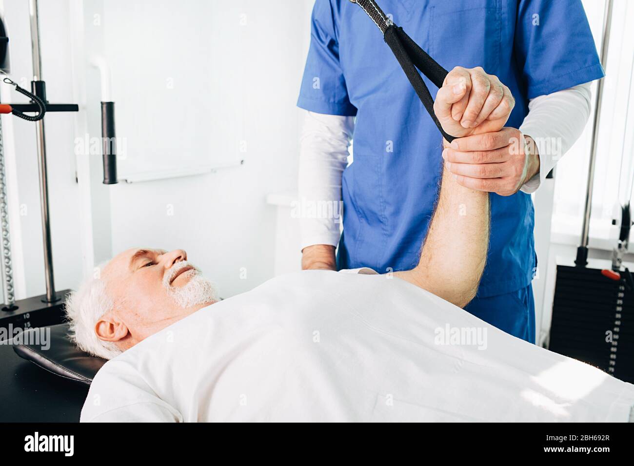 trattamento del dolore all'articolazione della spalla con cinesiterapia. Foto Stock