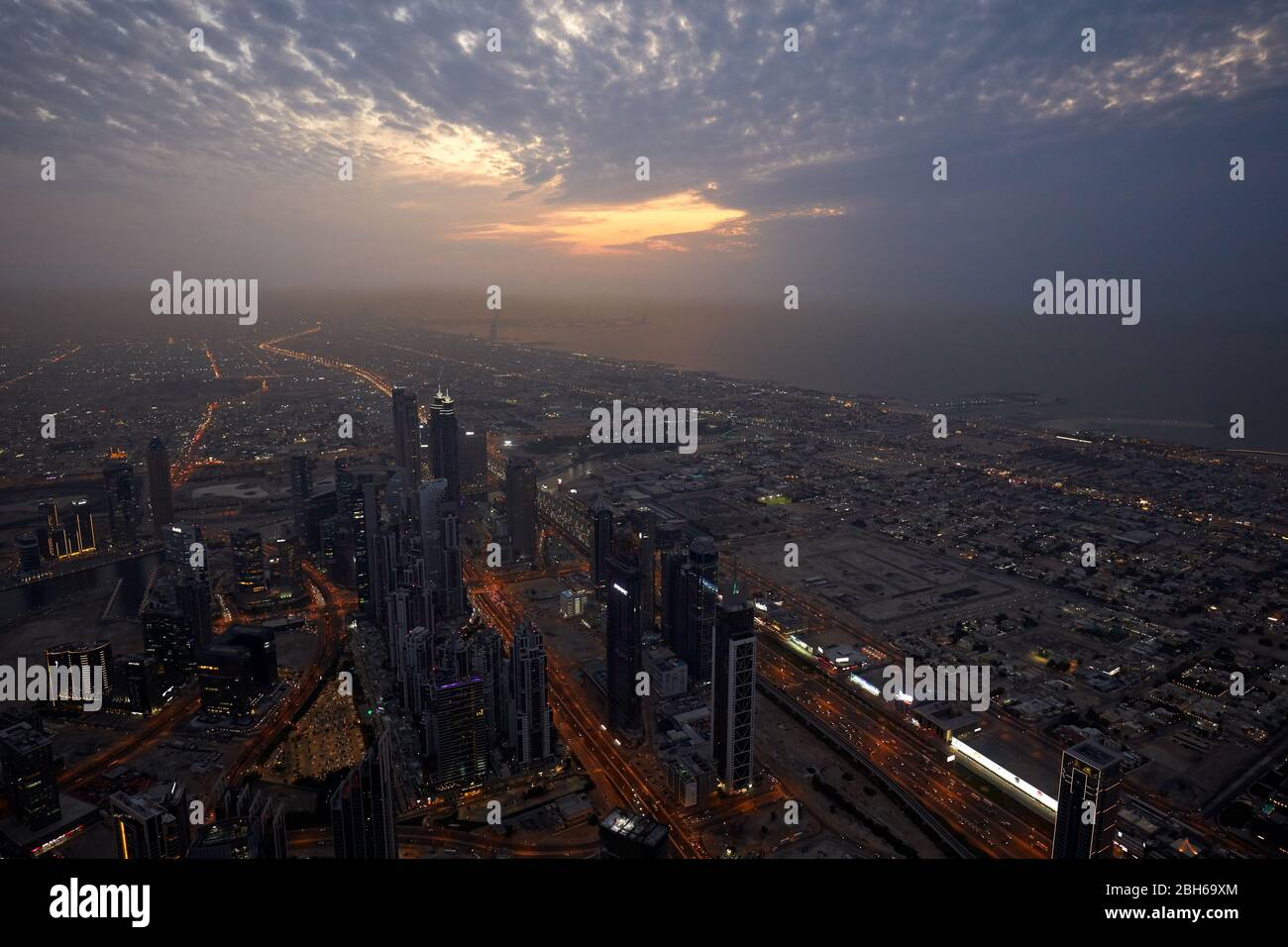 DUBAI, EMIRATI ARABI UNITI - 19 NOVEMBRE 2019: Dubai illuminata città vista ad alta angolazione con grattacieli al tramonto da Burj Khalifa Foto Stock