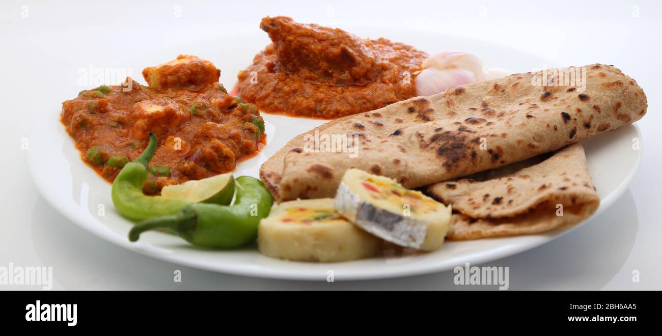 Un piatto vegetariano indiano equilibrato o thali. Foto Stock
