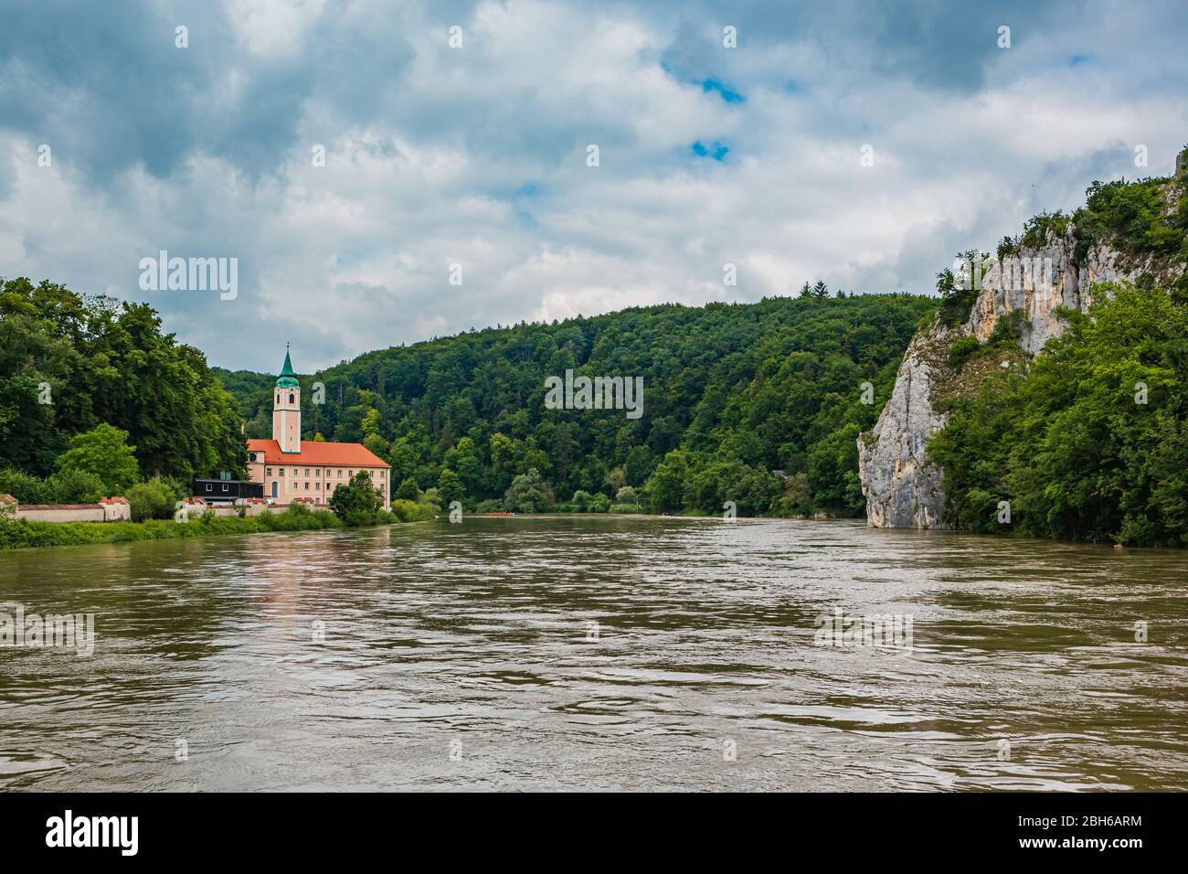 Riva del Danubio e Abbazia di Weltenburg vicino a Regensburg, Baviera, Germania Foto Stock