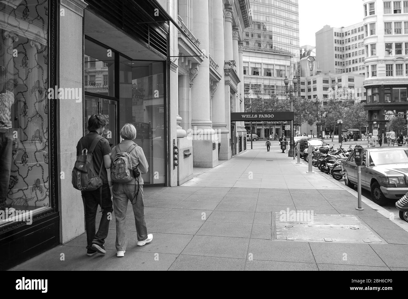 San Francisco passeggiata a piedi bene Fargo ufficio borsa zaino pilastri turisti turisti soldi denaro contanti vault auto auto centro città marciapiede vecchio camminare Foto Stock
