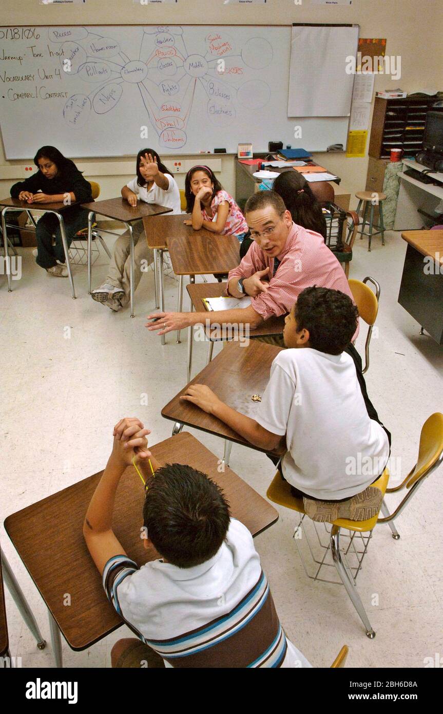 San Antonio, Texas USA, 19 ottobre 2006. Consigliere che parla di problemi familiari con gli studenti della scuola media durante la sessione post-scolastica in classe. Ciò fa parte di un programma dell'associazione di servizio della famiglia patrocinato dalla Fondazione di Annie E. Casey per contribuire ad aumentare il coinvolgimento dei genitori l'annuncio offre l'aiuto di lavoro e la consulenza per gli allievi della scuola media urbana. ©Bob Daemmrich Foto Stock San Antonio, Texas USA, 19 ottobre 2006. Consigliere che parla di problemi familiari con gli studenti della scuola media durante la sessione post-scolastica in classe. Ciò fa parte di un programma dell'associazione di servizio della famiglia patrocinato dalla Fondazione di Annie E. Casey per contribuire ad aumentare il coinvolgimento dei genitori l'annuncio offre l'aiuto di lavoro e la consulenza per gli allievi della scuola media urbana. ©Bob Daemmrich Foto Stock