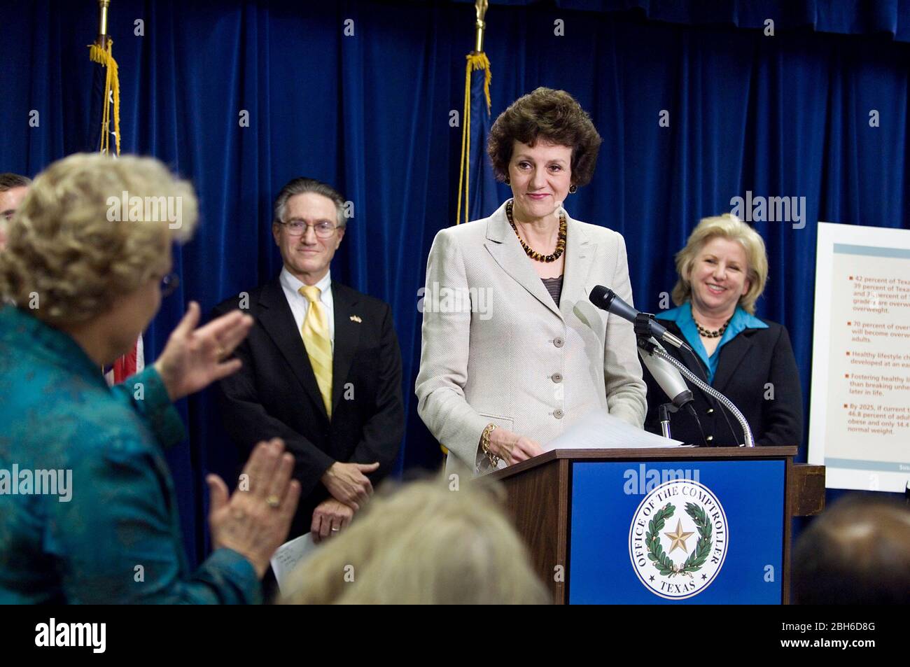 Austin, Texas USA, 23 marzo 2007: Texas Comptroller Susan Combs ascolta le domande durante una conferenza stampa del Campidoglio. ©Bob Daemmrich Foto Stock